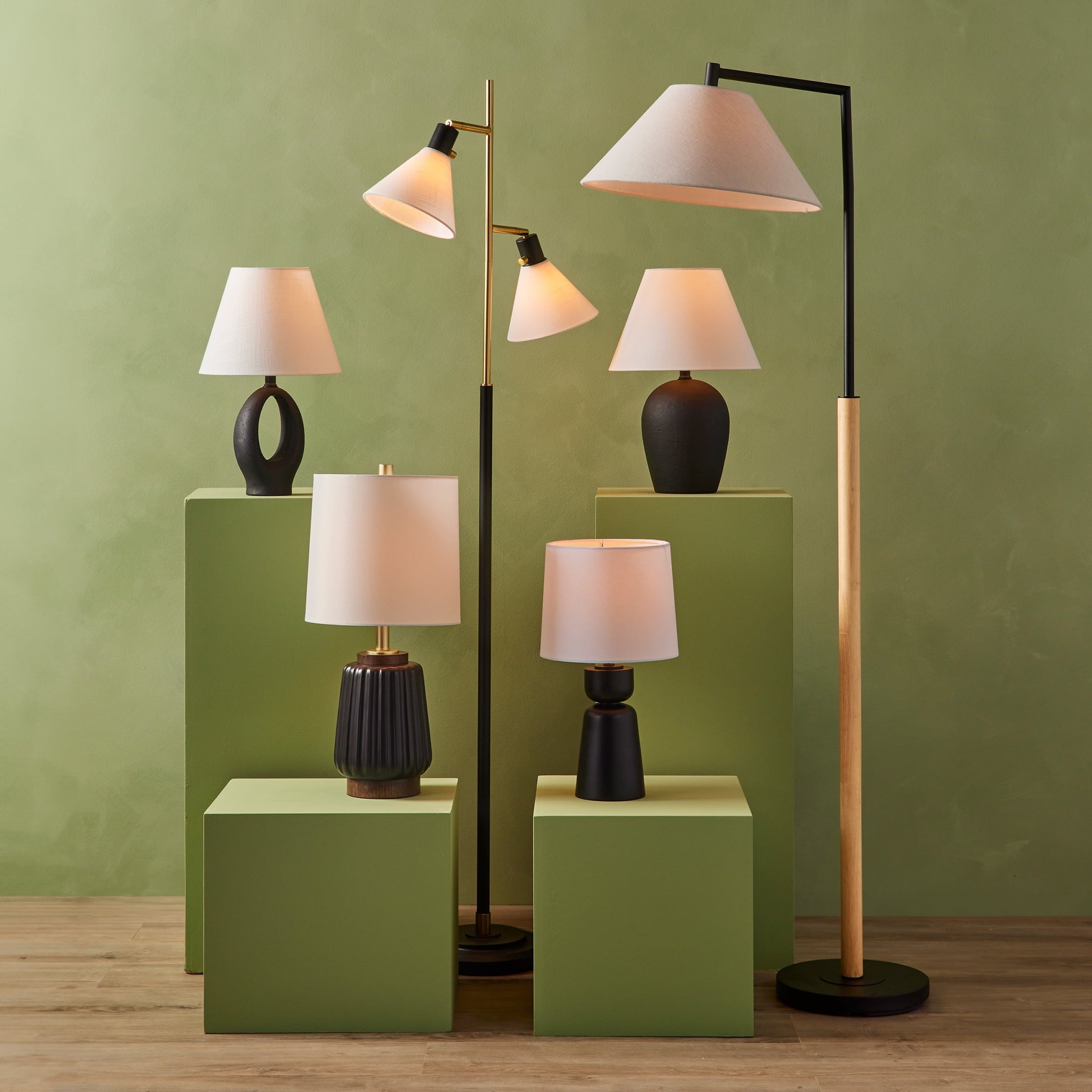 Cozylumi™ 18"H Ceramic Urn Style Table Lamp, Matte Black Finish, with White Linen